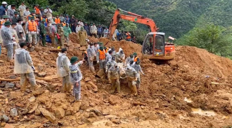 Lực lượng chức năng tìm thấy thi thể nạn nhân đầu tiên. (Ảnh: CATQ)