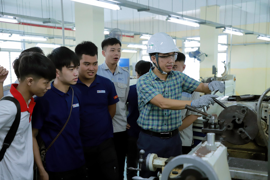 Trường Cao đẳng Công nghiệp Bắc Ninh kết hợp với doanh nghiệp trong công tác đào tạo. 552179018-1375036854625695-5921069898170189655-n.jpg