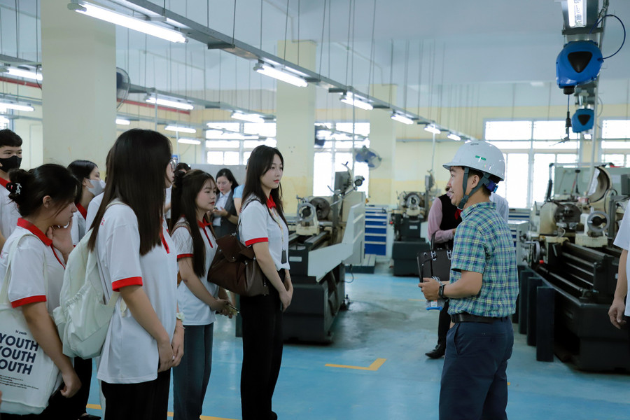 Sinh viên Trường Cao đẳng Công nghiệp Bắc Ninh thăm quan mô hình thực hành. 552251972-1375036487959065-2232677819201224364-n.jpg