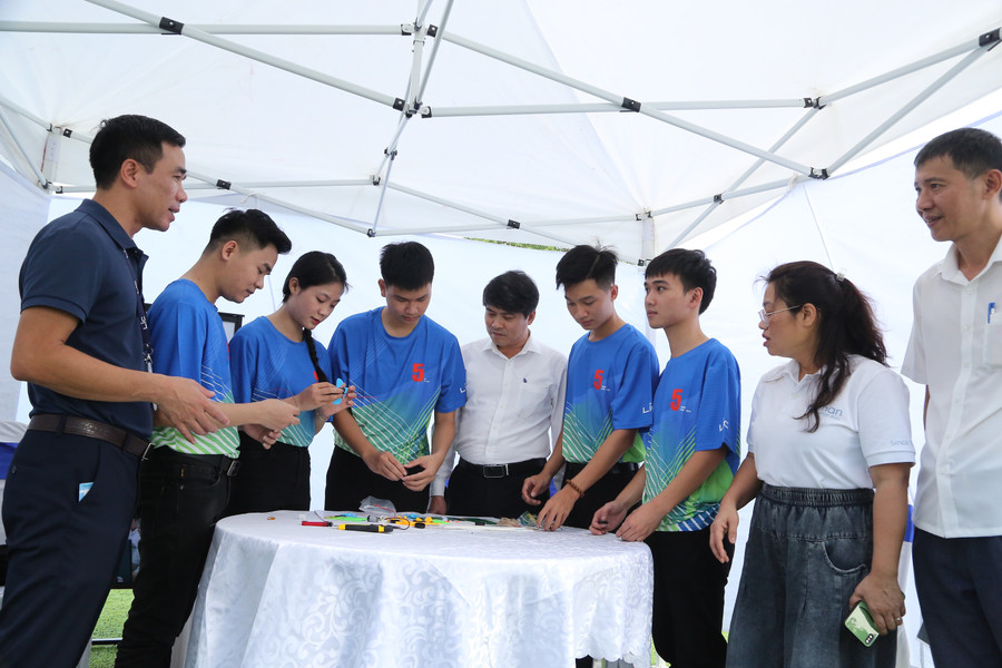 Đại biểu tham quan hoạt động chế tạo và trưng bày sản phẩm STEM của các trường tham gia.