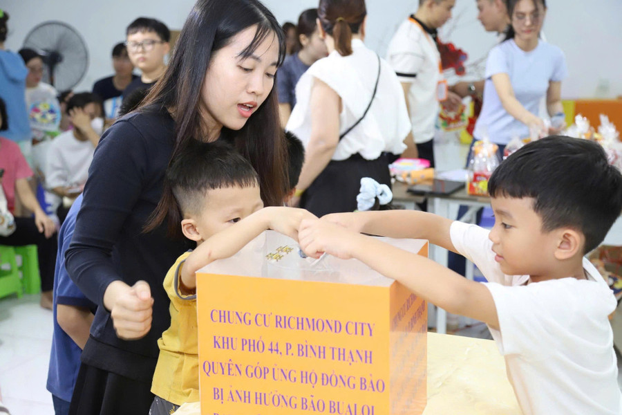 Các em nhỏ một chung cư tại phường Bình Thành ủng hộ đồng bào bị bão lũ. Ảnh: MTTQ TPHCM.