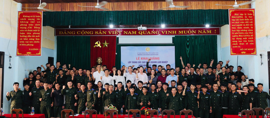 Khai giảng khóa học ngành Lâm nghiệp. 24d2fdf5c03f7061292e.jpg