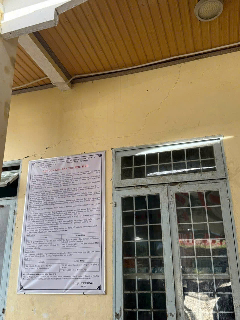 Các vết nứt xuất hiện trên tường sau nhiều trận động đất. Ảnh: Nguyễn Dương