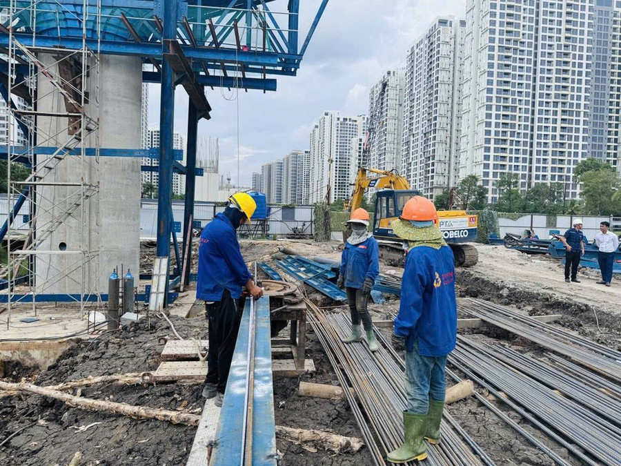 Công nhân trên công trường đường Vành đai 3 đoạn qua TPHCM.