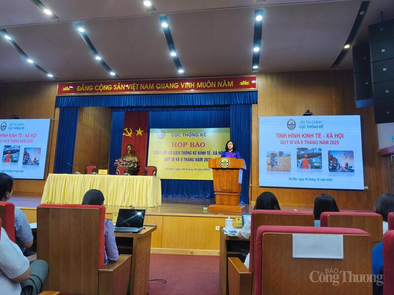 Cục trưởng Cục Thống kê - Bộ Tài chính chủ trì họp báo công bố số liệu thống kê kinh tế - xã hội quý III năm 2025. Ảnh: NH