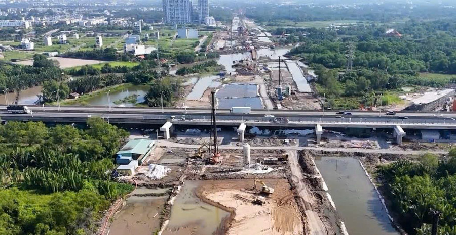 Công trình đường Vành đai 3 đang được gấp rút thi công. Ảnh: M.Q 65690818f64849161059.jpg