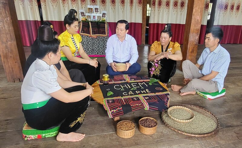 Người dân Điện Biên giới thiệu sản phẩm cà phê đặc sản địa phương, góp phần phát triển nông nghiệp hữu cơ gắn với du lịch cộng đồng. Ảnh: Trần Hương.