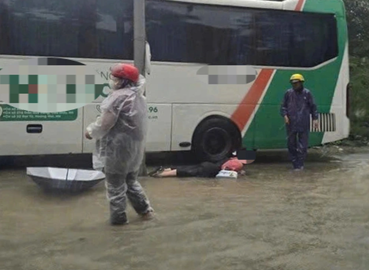 Khu vực nút giao Tú Mỡ - Phạm Hùng có người ngã khuỵu khi di chuyển qua, nghi bị rò rỉ điện. screenshot-2025-10-07-125724.png