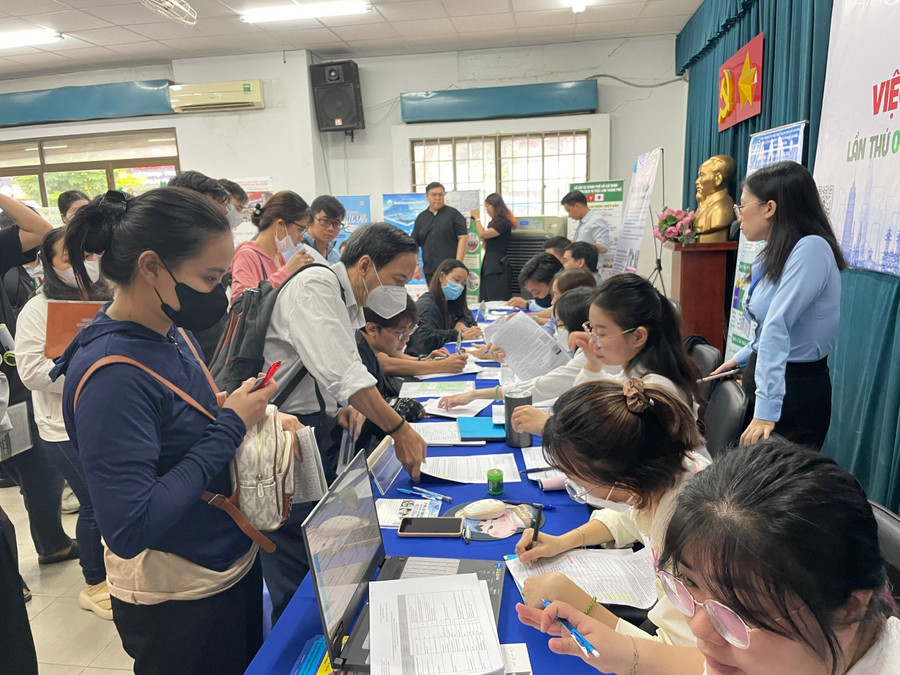 Người lao động đến thực hiện các thủ tục tại Trung tâm Dịch vụ Việc làm TPHCM. (Ảnh: Hà An)