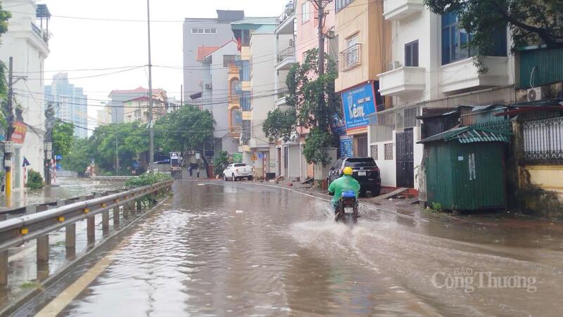 Đường Kẻ Giàn ngập sâu, các phương tiện lưu thông khó khăn. Ảnh: Hải Sơn