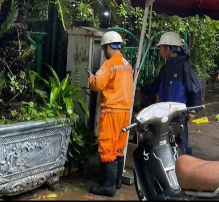 Nhân viên điện lực kiểm tra hệ thống điện tại Khu vực nút giao Tú Mỡ - Phạm Hùng. screenshot-2025-10-07-125753.png