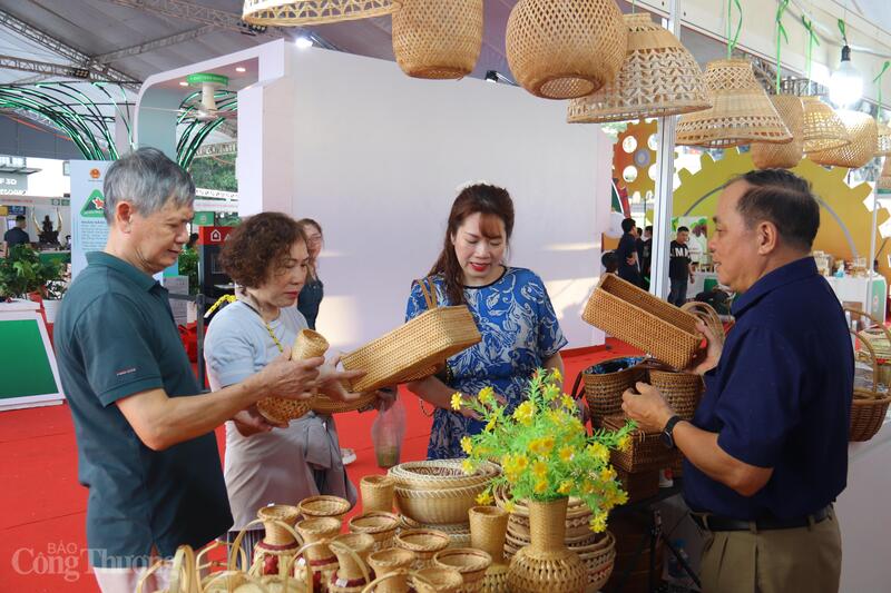 Từ đôi tay người thợ, sản phẩm công nghiệp nông thôn đang hồi sinh mạnh mẽ, mang hơi thở mới cho làng nghề. Ảnh: Thanh Tuấn