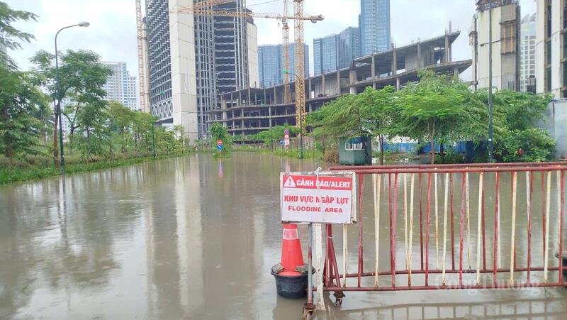 Con đường đi vào khu nhà ở IA20 cũng ngập sâu. Ảnh: Hải Sơn