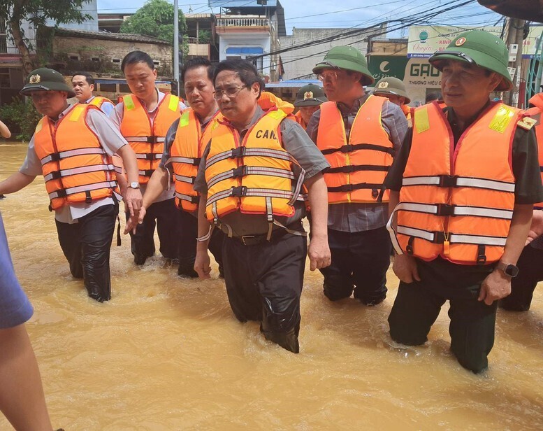 Thủ tướng Phạm Minh Chính tới Thái Nguyên thăm hỏi người dân, chỉ đạo khắc phục hậu quả mưa lũ. Ảnh: VGP.
