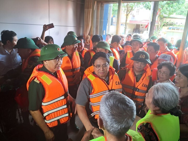 Thủ tướng Phạm Minh Chính thăm hỏi người dân vùng lũ tại Thái Nguyên, Ảnh: VGP