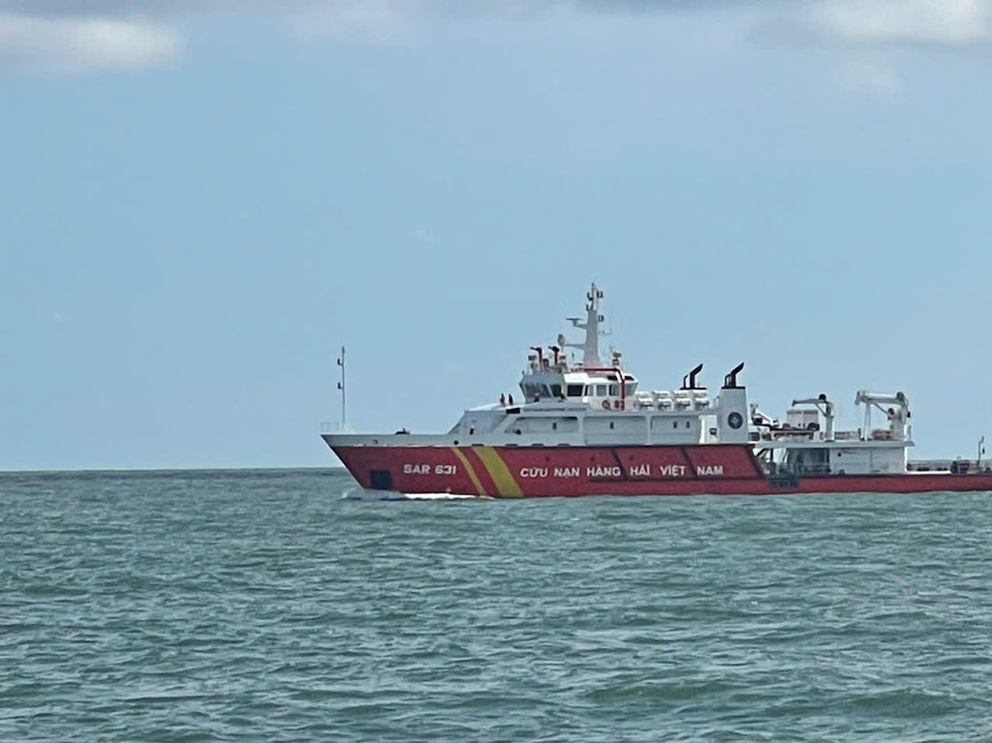 Lực lượng chức năng tìm kiếm ngư dân mất tích trên vùng biển TP Huế sau vụ va chạm làm chìm tàu cá.