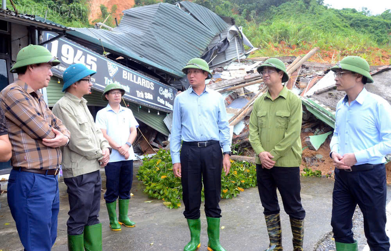 Ông Trần Huy Tuấn - Chủ tịch UBND tỉnh Lào Cai trực tiếp chỉ đạo tại những địa điểm sạt lở nghiêm trọng. Ảnh: Báo Lào Cai.
