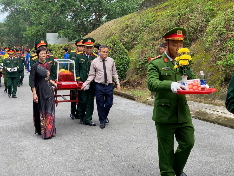 Di chuyển hài cốt liệt sĩ về nơi an táng.