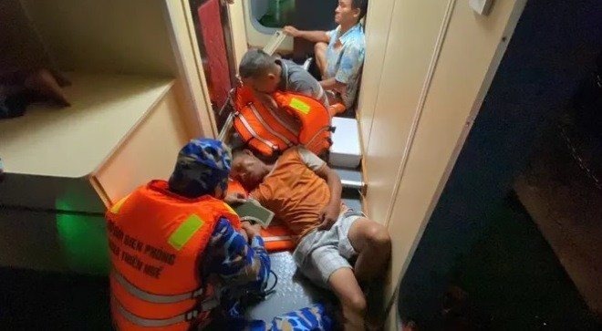 Bộ đội biên phòng TP Huế ra khu vực tàu bị nạn trên biển chăm sóc nạn nhân. untitled2.jpg