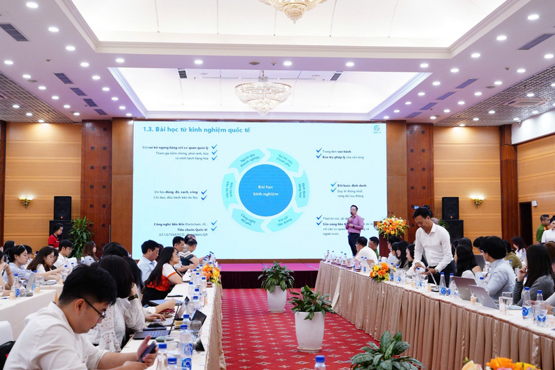 Ông Nguyễn Hồng Nghi, Giám đốc Trung tâm Giải pháp số doanh nghiệp VNPT phát biểu tham luận