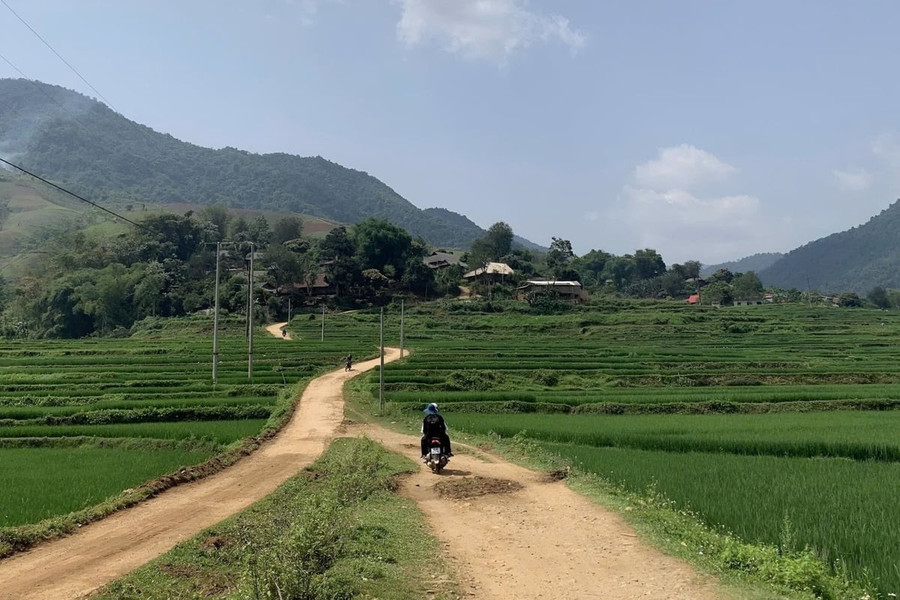 Đường nông thôn mới được bê tông hoá tạo cho người dân đi lại thuận tiện đến xã Mường Bám. hanh-trinh-giam-ngheo-ben-vung-tren-vung-cao-son-la-050823-146-194843.jpg