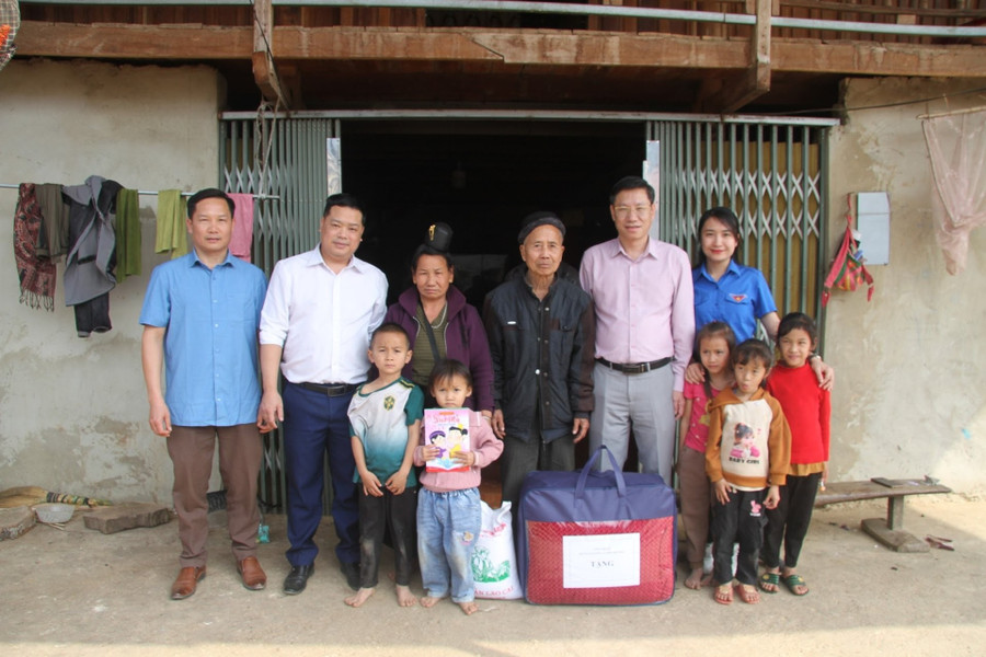 Sở Nông nghiệp và Môi trường Sơn La thăm hỏi, trao quà cho các hộ gia đình chính sách, hộ nghèo. img-2224-005149-232.jpg