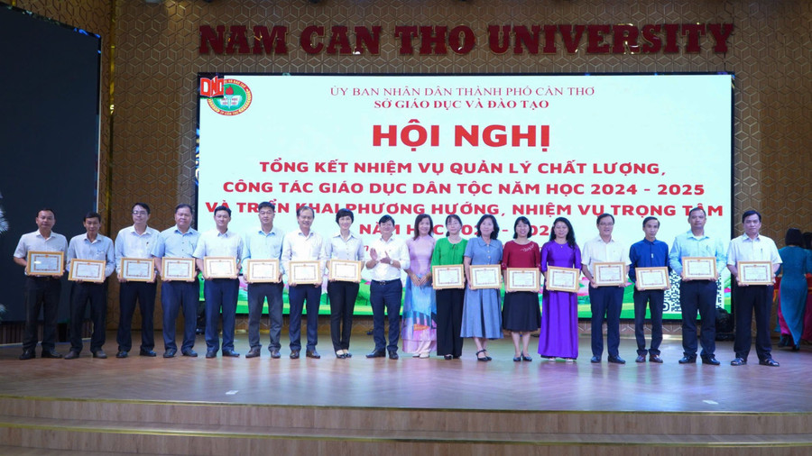 Sở GD&ĐT thành phố khen thưởng các đơn vị. quan-ly-chat-luong.jpg