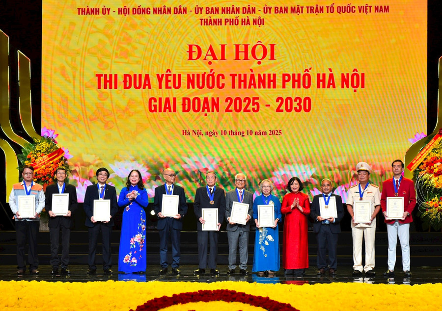 Phó Chủ tịch nước Võ Thị Ánh Xuân và Bí thư Thành ủy Hà Nội Bùi Thị Minh Hoài trao danh hiệu “Công dân Thủ đô ưu tú” năm 2025 tặng 10 cá nhân tiêu biểu. Ảnh: VT. bbce885b9a586b05b88445aaabe63d69.jpg