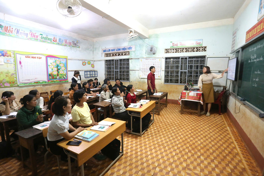 Giáo viên và học viên đều nỗ lực trong công tác xóa mù chữ. z6929613254770-0d8d293be8feb2c834f28514c03596c9.jpg