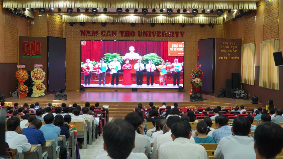 Nhìn lại kết quả nổi bật năm học 2024 - 2025 đối với Quản lý chất lượng và Giáo dục dân tộc. hoi-nghi-gddt2025-3.jpg