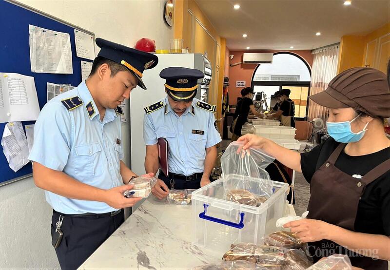Lực lượng QLTT Hà Tĩnh kiểm tra các cơ sở làm bánh trong dịp tết Trung thu vừa qua. Ảnh: QLTT Hà Tĩnh.