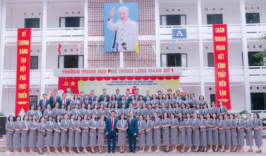 Tập thể cán bộ, giáo viên, nhân viên Trường THPT Lạng Giang số 1 hân hoan hướng tới kỷ niệm 60 năm thành lập trường.