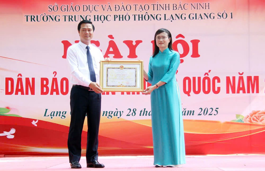 Phó Chủ tịch UBND tỉnh Bắc Ninh Lê Xuân Lợi trao Bằng khen cho nhà trường về thành tích xuất sắc trong phong trào “Toàn dân bảo vệ an ninh Tổ quốc”. lg3.jpg