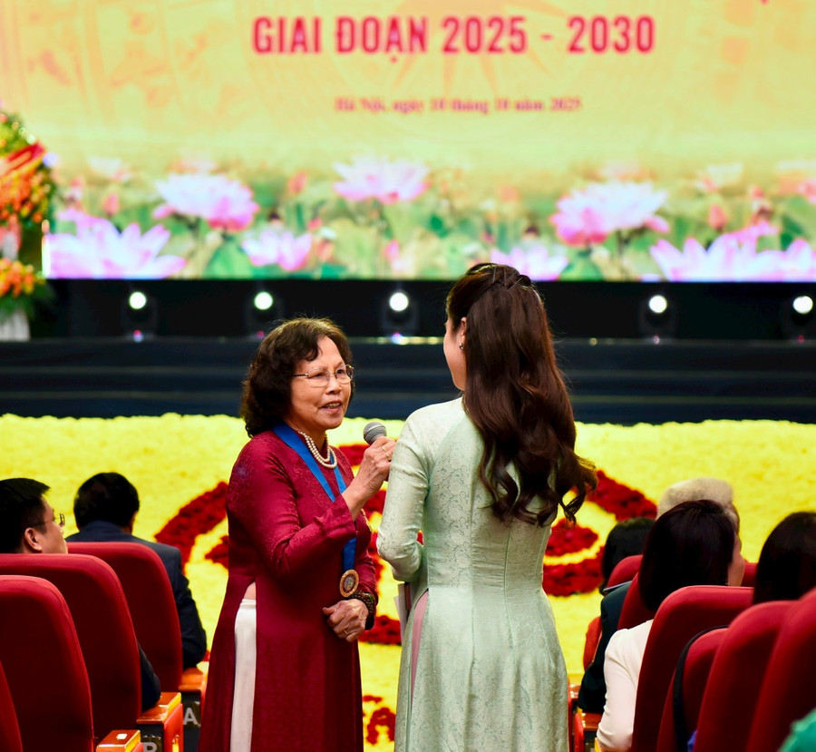 Nhà giáo Nhân dân Nguyễn Thị Hiền giao lưu, chia sẻ tại Đại hội. Ảnh: VT. d8ce04e763f2c0c539b618bd36b26f85.jpg