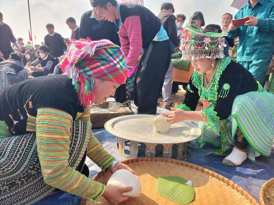 Đời sống vật chất tinh thần của người dân ngày càng nâng cao. z7098297895237-6284aaa77b7d0ee25c34613f39c6f9f2.jpg