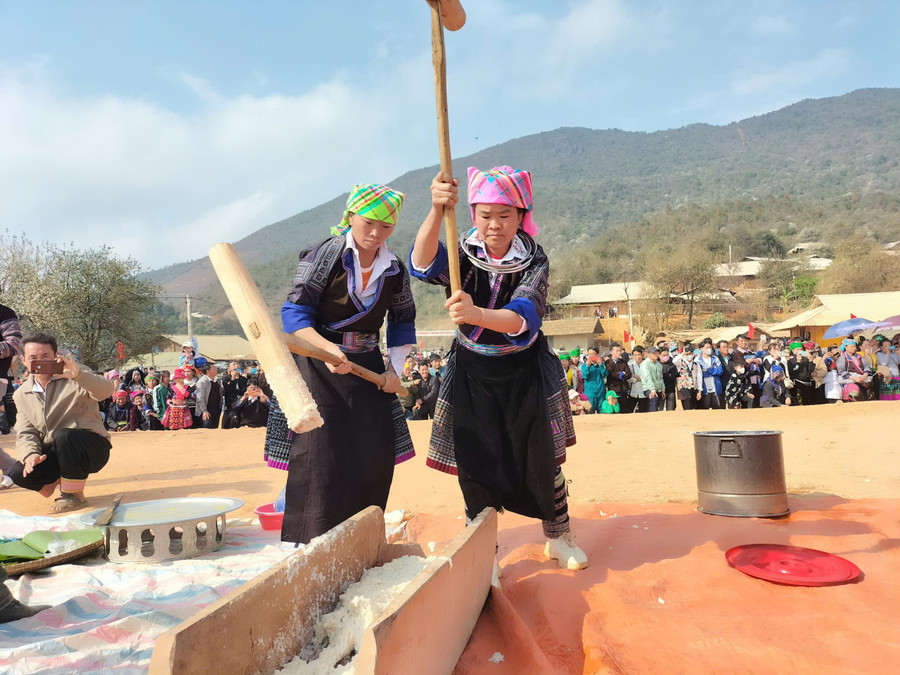 Người dân xã Ngọc Chiến, tỉnh Sơn La giã bánh giày trong ngày hội hoa Sơn Tra.