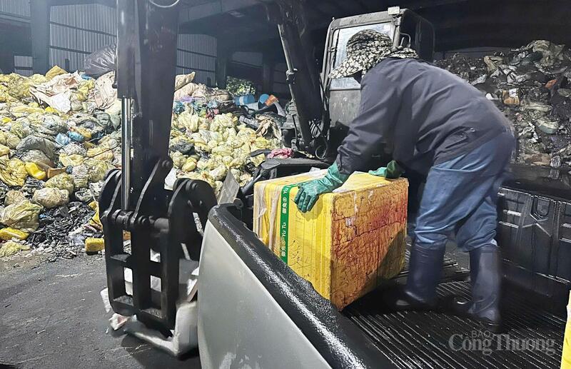 QLTT Hà Tĩnh tiêu hủy hàng hóa vi phạm an toàn thực phẩm. Ảnh: QLTT Hà Tĩnh.