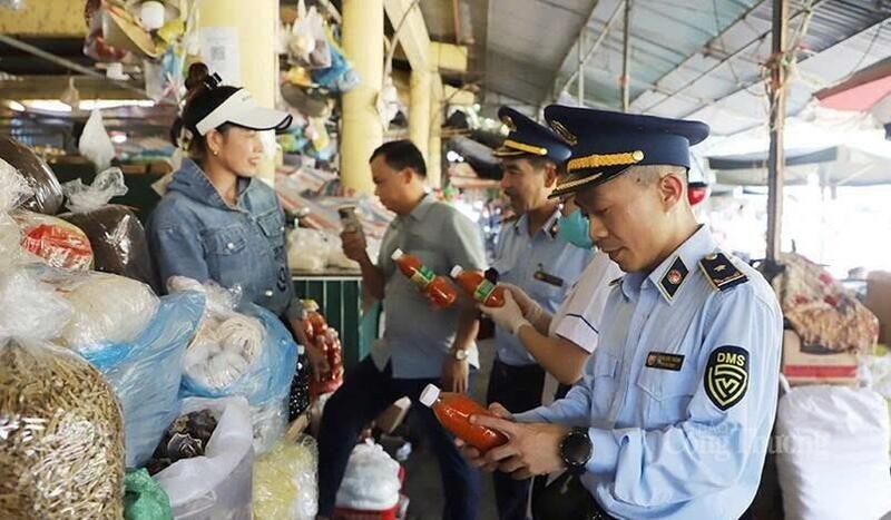Chợ truyền thống là nơi tập trung nhiều hàng hóa, tiềm ẩn nguy cơ mất an toàn thực phẩm nếu không được kiểm soát chặt chẽ. Ảnh: QLTT Hà Tĩnh.