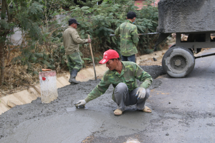 Đường được tỉnh Sơn La tu sửa tạo điều kiện cho người dân đi lại, phát triển kinh tế. img-0129.jpg