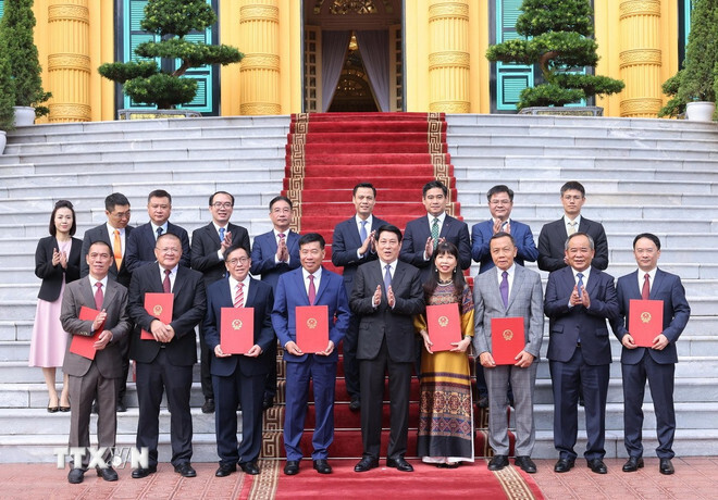 Chủ tịch nước Lương Cường với đại biểu và các cán bộ được phong hàm Đại sứ và bổ nhiệm Đại sứ Việt Nam ở nước ngoài. (Ảnh: Lâm Khánh/TTXVN)