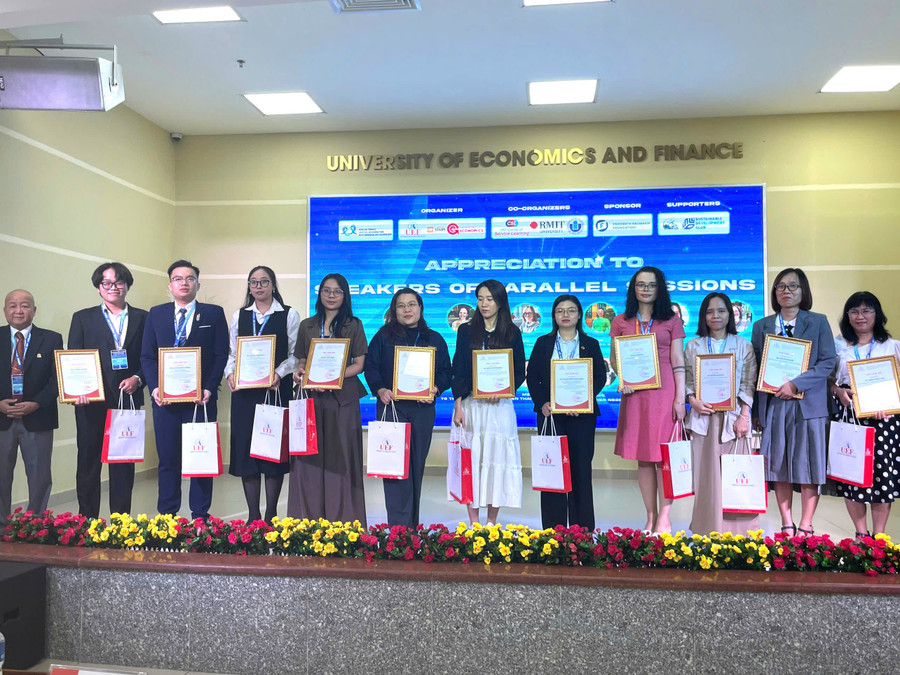 Ban tổ chức trao giấy chứng nhận cho các đại biểu tham gia thảo luận tại diễn đàn. Ảnh: Hà An. 2d0e34c10c9a81c4d88b.jpg