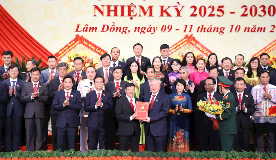 Ban Chấp hành Đảng bộ tỉnh Lâm Đồng nhiệm kỳ 2025 - 2030 nhận quyết định và ra mắt Đại hội. traoquyetdinh1.jpg