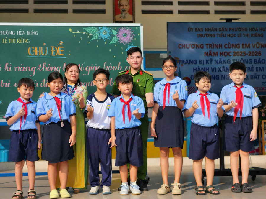 Bà Nguyễn Thị Hải và Đại úy Nguyễn Anh Quân cùng học sinh. z7110573630574-2c9641ed9a07285fba2d29dfb2cefb17.jpg