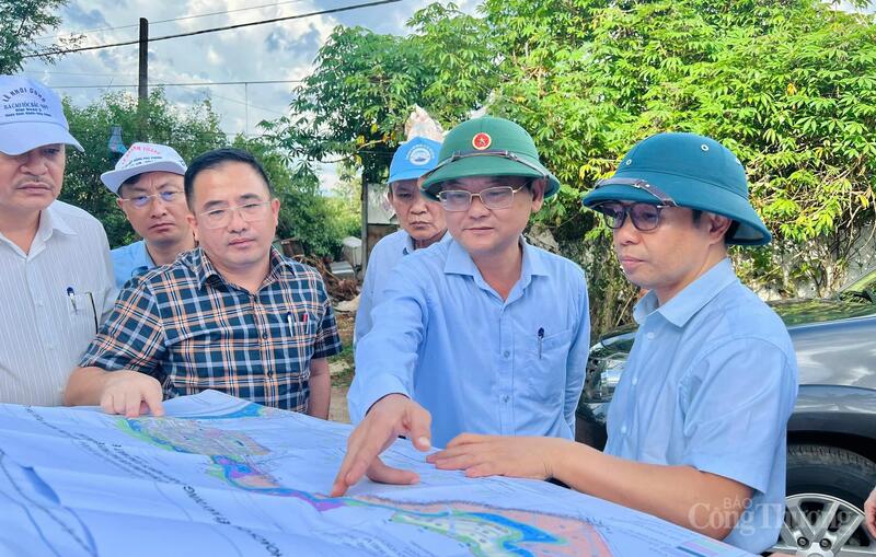 Phó Chủ tịch UBND tỉnh Gia Lai Nguyễn Tự Công Hoàng thực địa khu vực triển khai dự án tại phía tây Gia Lai.