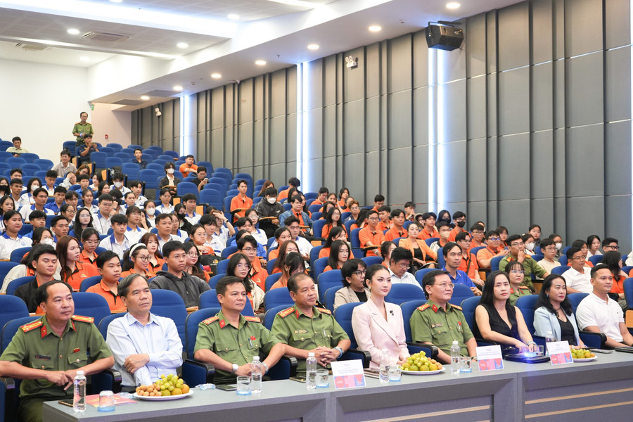 Quang cảnh chương trình. Ảnh: Công an Cần Thơ. khong-gian-mang-1.jpg