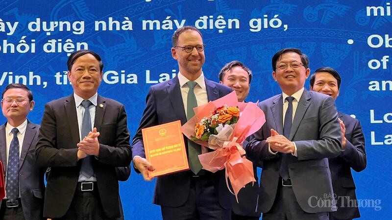 Lãnh đạo tỉnh Gia Lai trao chủ trương đầu tư cho chủ đầu tư các dự án trong khuôn khổ Hội nghị xúc tiến đầu tư tỉnh Gia Lai năm 2025.