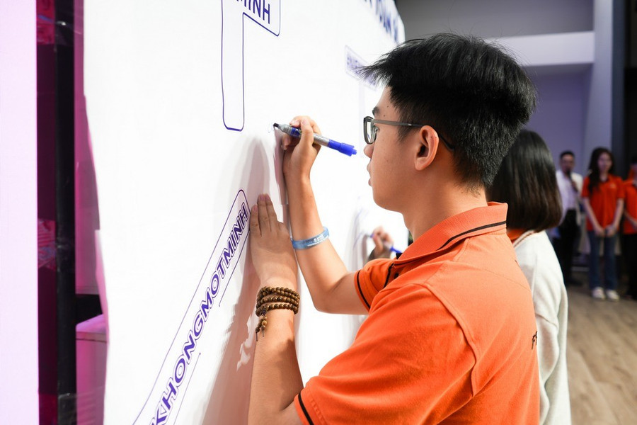 Đoàn viên, thanh niên, sinh viên thực hiện hoạt động biểu trưng ký cam kết “Bức tường an toàn số”. Ảnh: Công an Cần Thơ. khong-gian-mang-2.jpg