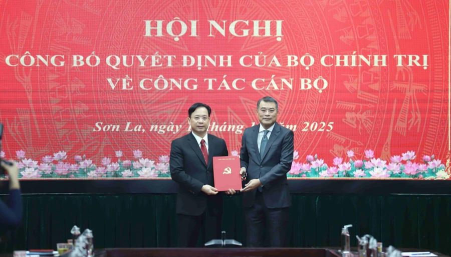 Ông Lê Minh Hưng, Trưởng Ban Tổ chức Trung ương (người bên phải), trao quyết định chỉ định ông Hoàng Văn Nghiệm giữ chức Bí thư Tỉnh ủy Sơn La.