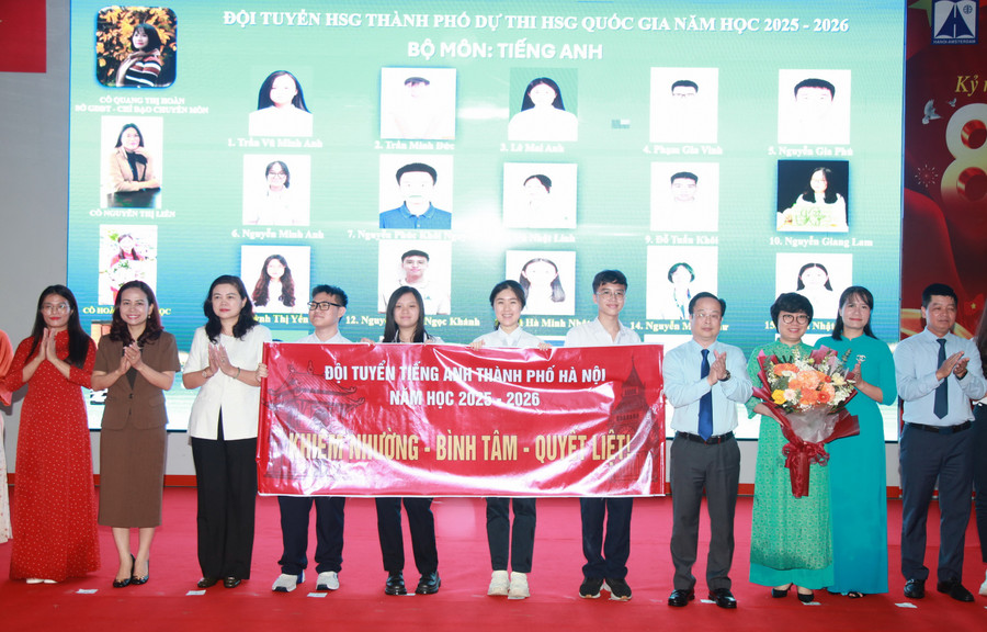 Lãnh đạo Sở GD&ĐT Hà Nội tặng hoa chúc mừng đội tuyển Tiếng Anh.