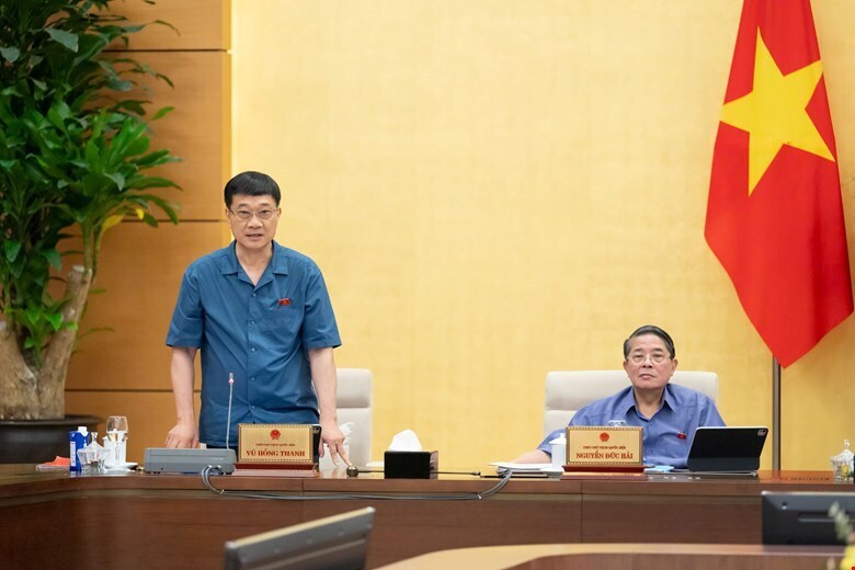 Phó Chủ tịch Quốc hội Vũ Hồng Thanh điều hành phiên thảo luận. Ảnh: VPQH